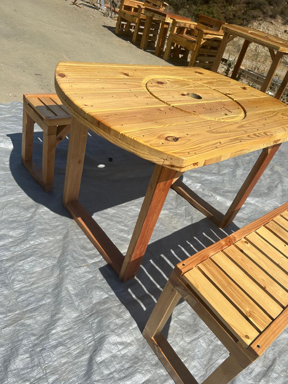 Juego de Mesa y Bancas Rústicas de Madera para Exteriores
