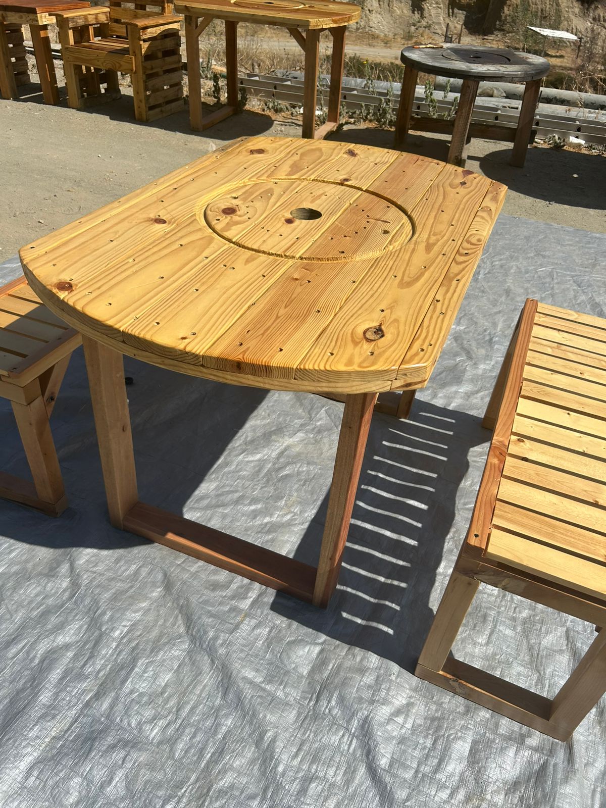 Juego de Mesa y Bancas Rústicas de Madera para Exteriores