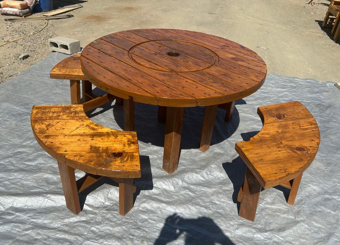 Mesa Redonda "Magnolia" y Bancas Curvas de Madera Rústica Barnizada