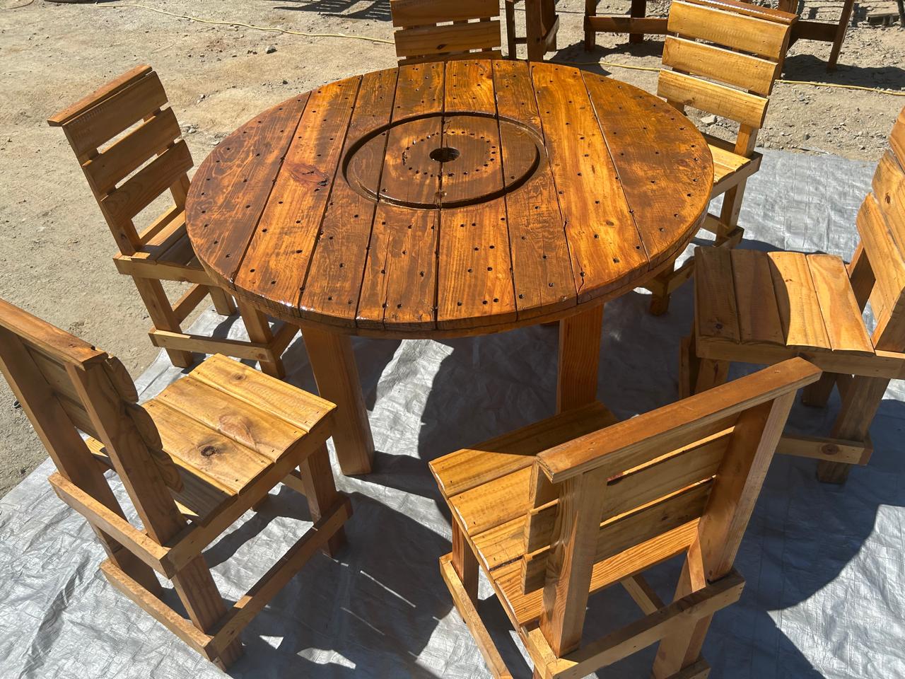 Juego de Mesa Redonda y 5 Sillas con Respaldo de Madera Rústica Barnizada