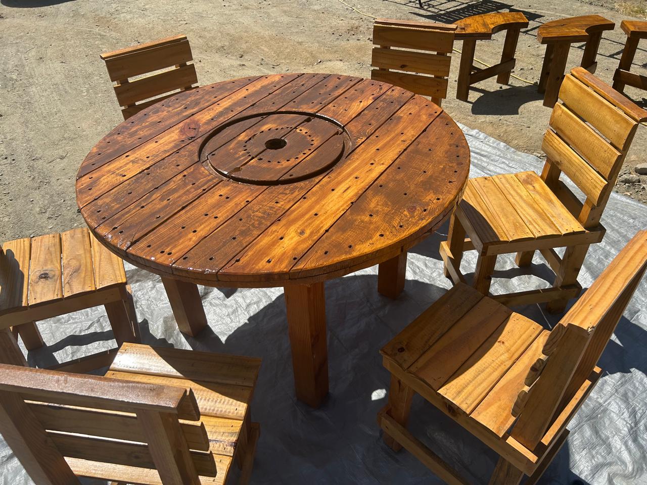 Juego de Mesa Redonda y 5 Sillas con Respaldo de Madera Rústica Barnizada