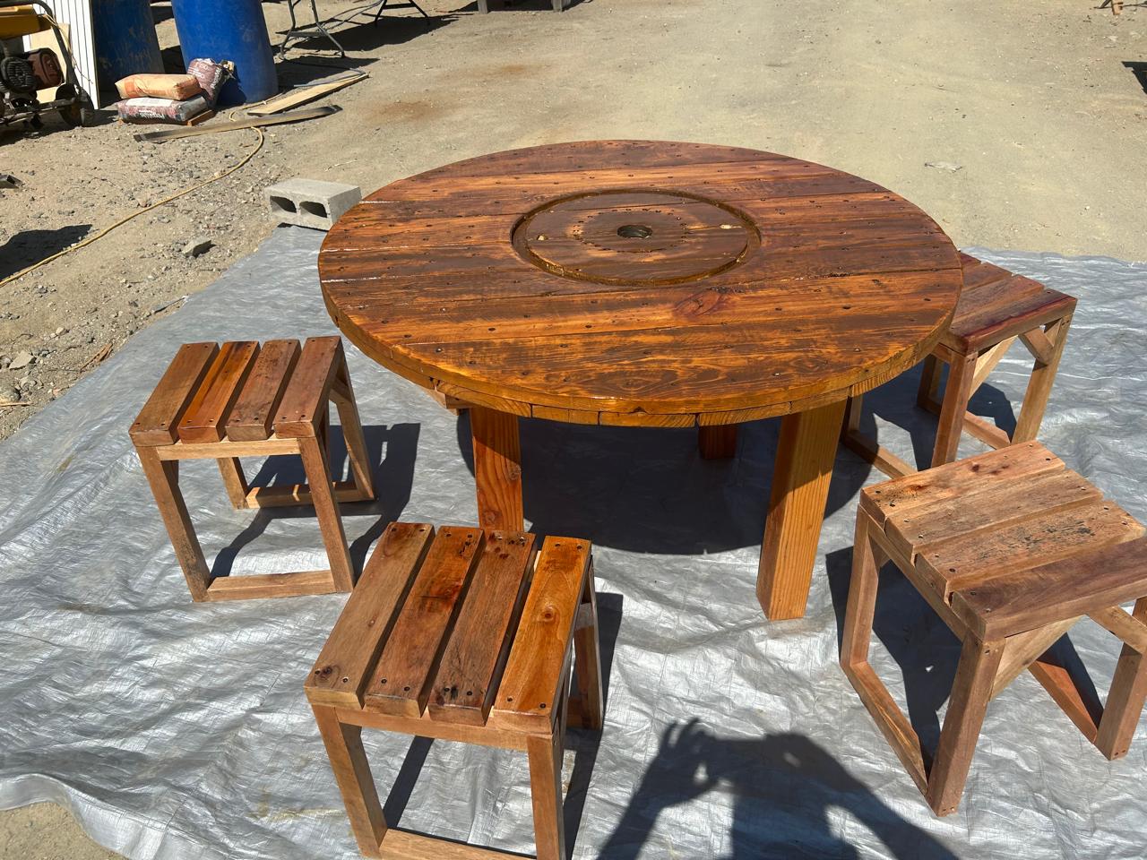 Juego de Mesa Redonda y 5 Banquitos de Madera Rústica Barnizada