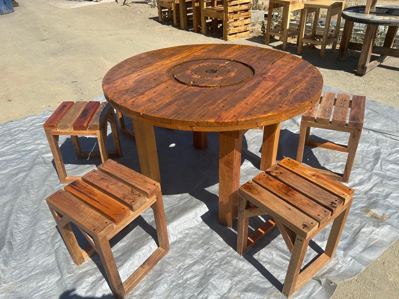 Juego de Mesa Redonda y 5 Banquitos de Madera Rústica Barnizada