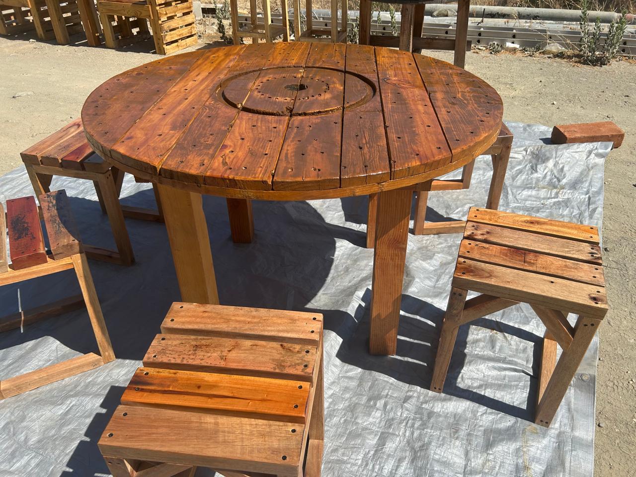 Juego de Mesa Redonda y 5 Banquitos de Madera Rústica Barnizada