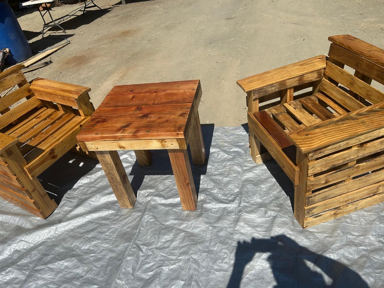 Juego de 2 Sillones Individuales y Mesa Central de Madera Rústica