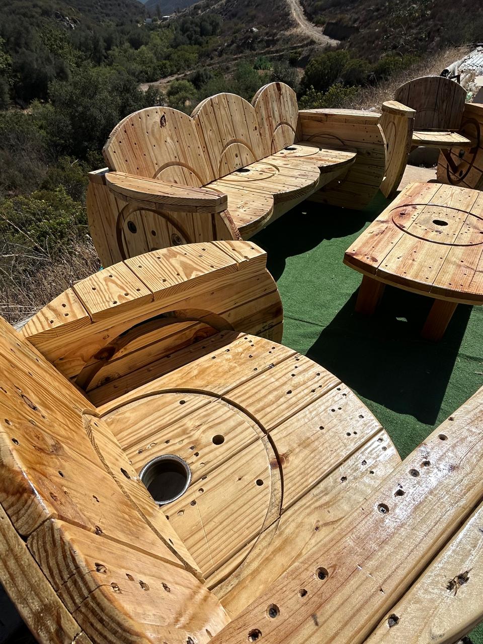 Juego de Sala Rústica de Madera con Sillón Triple, Sillones Individuales y Mesa de Centro